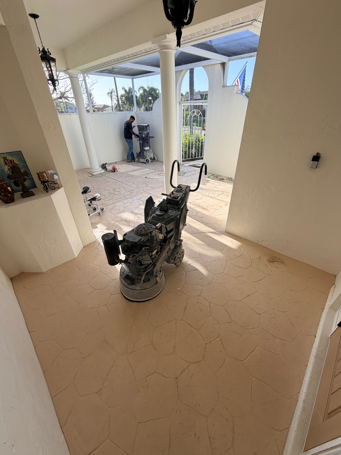 Front entry prep area with grinder and dust extraction